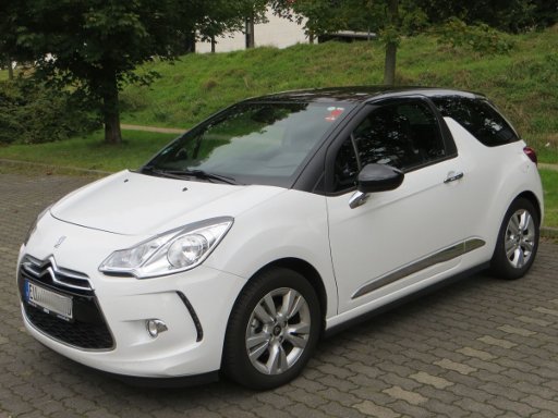 Citroën DS3 1.6 Liter Benziner im August 2014, Ansicht von vorne / Seite