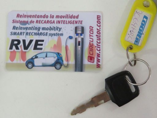 Cooltra®, Motorroller Vermietung, Spanien, Karte für Ladestationen und Zündschlüssel für den Elektroroller