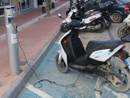 Cooltra®, Motorroller Vermietung, Spanien, Ladestation Es Pujols gegenüber Hostel Voramar auf Formentera