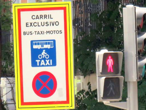 Madrid, Spanien, Verkehrsschild Carril Exclusivo Bus Taxi Motos, Fahrspur nur für Bus, Taxi und Motorräder