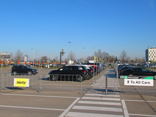 dollar.™, Deutschland, Hertz® Parkplatz am Flughafen Berlin Schönefled SXF