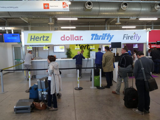 dollar.™, Italien, Büro Hertz®, dollar.™, Thrifty® und Firefly™ am Flughafen Pisa