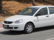 Dollar Rent A Car, Dubai, Mitsubishi Lancer GL 1300 Benziner Automatik im April 2014, Ansicht von der Seite