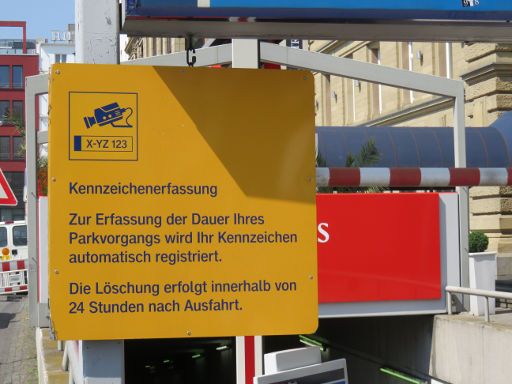 DB Bahn Park, Hauptbahnhof Frankfurt am Main mit dem Hinweis das Kfz Kennzeichen erfasst werden