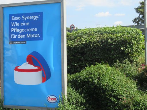 Esso Tankstelle Deutschland, Werbung Esso Synergy™ an der ESSO Station, 36275 Kirchheim im Juli 2020