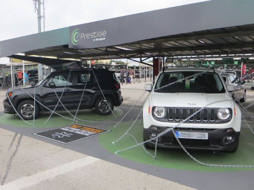 Europcar Spanien, Terminal 1 Parkplatz Madrid Flughafen mit Jeep® Renegade Werbung