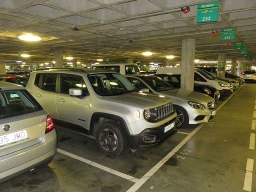 Europcar Spanien, Terminal 4 Parkhaus Madrid Flughafen mit Jeep® Renegade