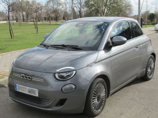 Fiat 500e, Modelljahr 2022, Ansicht von vorne / Seite