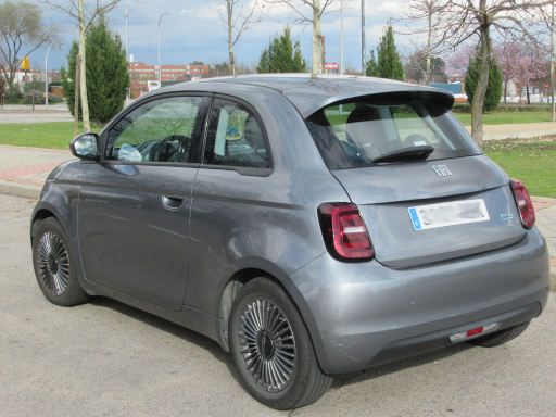 Fiat 500e, Modelljahr 2022, Ansicht von hinten / Seite