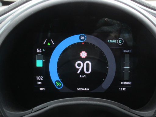 Fiat 500e, Modelljahr 2022, Bildschirm mit Batterieladestand, Reichweite, Au&szlig;entemperatur, Geschwindigkeit, Gesamtfahrleistung und Lade/Entladezustand