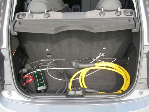 Fiat 500e, Modelljahr 2022, Kofferraum mit umklappbarer R&uuml;ckenlehne und Ladekabel