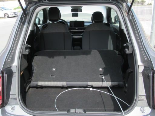 Fiat 500e, Modelljahr 2022, Kofferraum mit umgeklappter R&uuml;ckenlehne und maximalen Stauraum