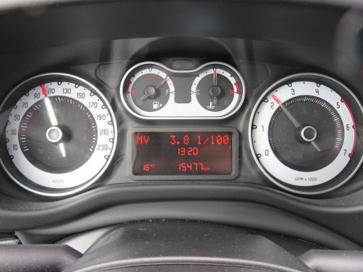 Fiat 500L 1.3 Liter Diesel, Geschwindigkeitsmesser, Tankuhr, Kühlmitteltemperatur, Drehzahlmesser, Bordcomputer, Uhr, Außentemperatur und Kilometerstand