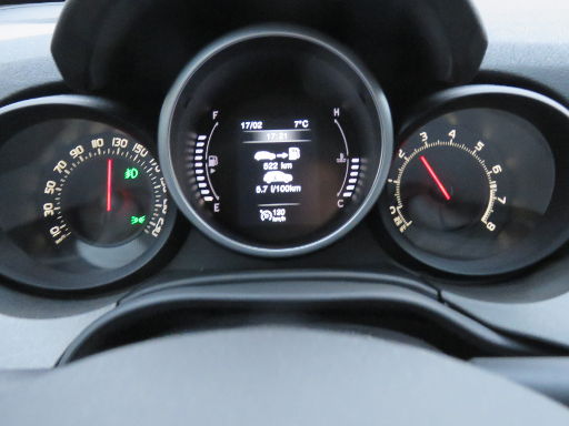 Fiat 500X 1.4 Turbo Multi Air, Geschwindigkeitsmesser, Tankuhr, Kühlmitteltemperatur, Drehzahlmesser, Bordcomputer, Uhr, Außentemperatur und Kilometerstand