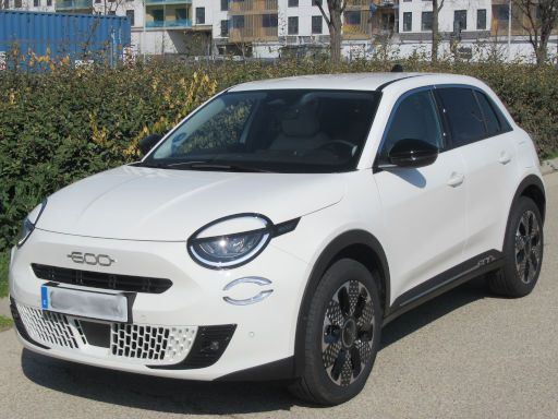 Fiat 600e, Modelljahr 2026, Ansicht von vorne / Seite