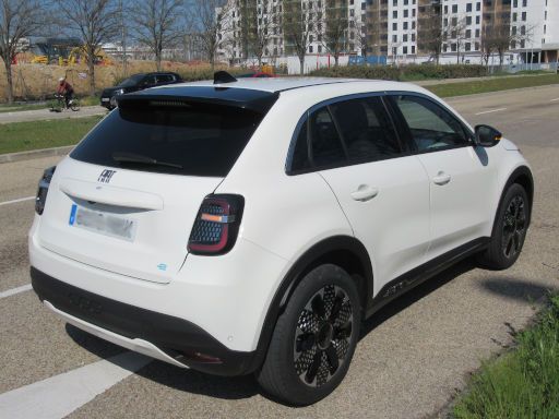 Fiat 600e, Modelljahr 2026, Ansicht von hinten / Seite