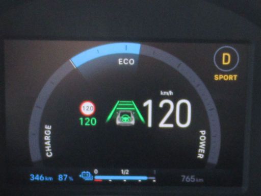 Fiat 600e, Modelljahr 2026, Bildschirm mit Batterieladestand, Reichweite km, H&ouml;chstgeschwindigkeit, Geschwindigkeitsregler, Geschwindigkeit, Fahrstufe, und Gesamtfahrleistung