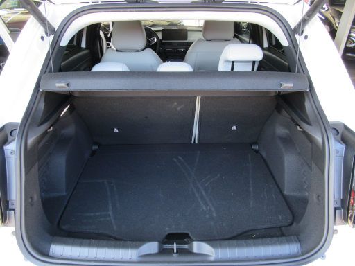 Fiat 600e, Modelljahr 2026, Kofferraum mit geteilt umklappbarer R&uuml;ckenlehne und Ablagefach mit Ladekabel