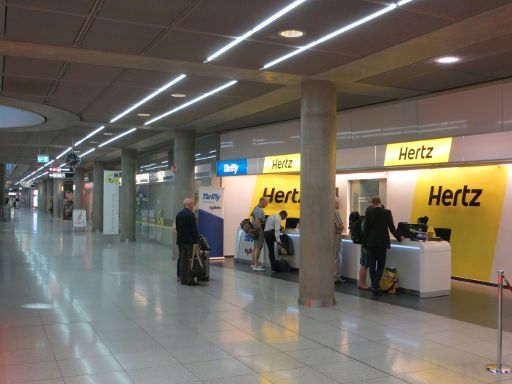 Firefly™ Car Rental, Hertz® Schalter im Flughafen Stuttgart, Deutschland