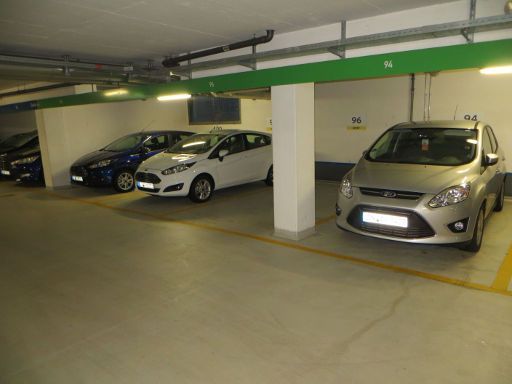 Firefly™ Car Rental, Hertz® Stellplätze Tiefgarage im Flughafen Stuttgart, Deutschland