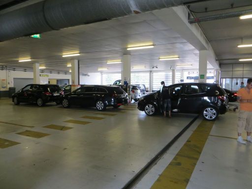 Firefly™ Car Rental, Hertz® Rückgabe Parkgarage im Flughafen Stuttgart, Deutschland