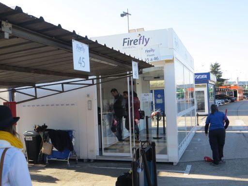 Firefly™ Car Rental, Spanien, Bürocontainer auf dem Flughafen Madrid MAD Terminal 1