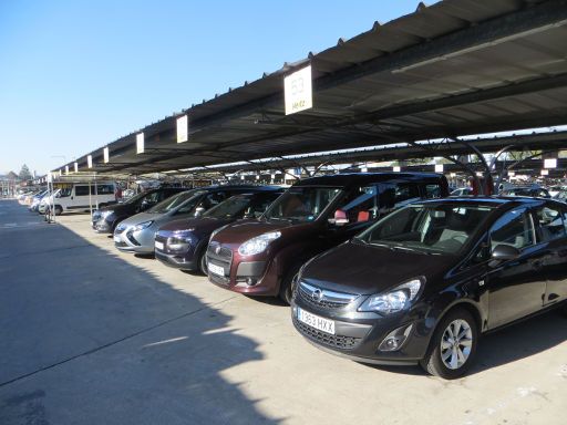 Firefly™ Car Rental, Spanien, Parkplatz mit Opel, Fiat und weiteren Marken