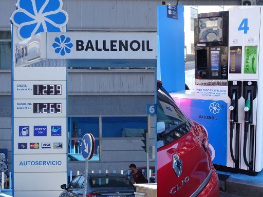 BALLENOIL Tankstelle in der Calle Albasánz 69, 28037 Madrid im Februar 2019