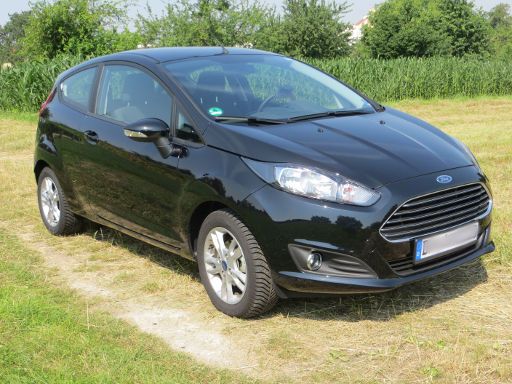 Ford Fiesta 1,25 l 44 kW 3 Türer, Modelljahr 2015, Ansicht von der Seite / vorne