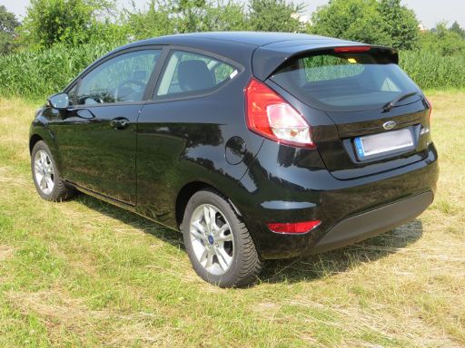 Ford Fiesta 1,25 l 44 kW 3 Türer, Modelljahr 2015, Ansicht von der Seite / hinten