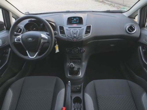 Ford Fiesta 1,25 l 44 kW 3 Türer, Modelljahr 2015, Armaturenbrett
