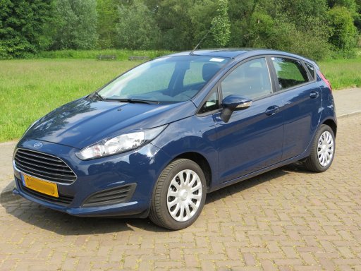 Ford Fiesta 1,0 l 48 kW Benzinmotor, Modelljahr 2013, Ansicht von der Seite / vorne