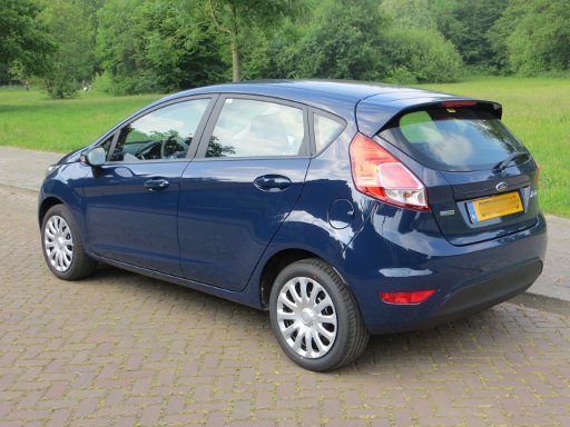 Ford Fiesta 1,0 l 48 kW Benzinmotor, Modelljahr 2013, Ansicht von der Seite / hinten