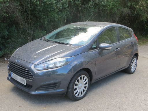 Ford Fiesta 1,25 l 60 kW Benzinmotor, Modelljahr 2014, Ansicht von der Seite / vorne