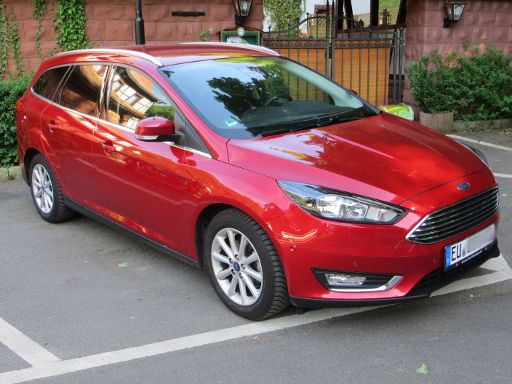 Ford Focus Turnier 1.0 Liter 92 kW 6 Gang Schaltung, Modelljahr 2015, Ansicht von der Seite / vorne