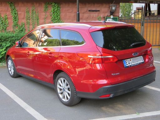 Ford Focus Turnier 1.0 Liter 92 kW 6 Gang Schaltung, Modelljahr 2015, Ansicht von der Seite / hinten