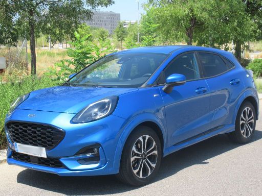 Ford Puma ST-Line 1.0 l Ecoboost Hybrid 92 kW 6 Gang Schaltung, Ansicht von der Seite / vorne