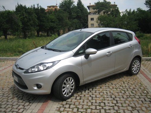 Ford Fiesta 1,25 l Duratec Benzinmotor, Modelljahr 2011, Ansicht von der Seite / vorne