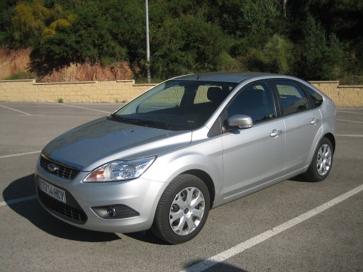 Ford Focus 1,6 l Benzinmotor, Modelljahr 2011, Ansicht von der Seite / vorne