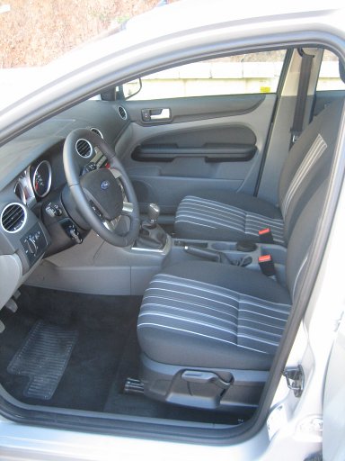 Ford Focus 1,6 l Benzinmotor, Modelljahr 2011, Innenraum Fahrer und Beifahrer