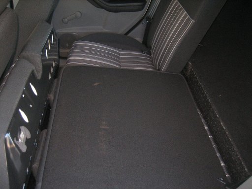 Ford Focus 1,6 l, Modelljahr 2011, Rücksitzbank mit teilweise umgeklappten Sitzen