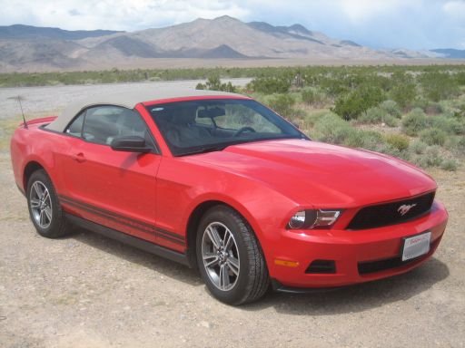 Hertz, Ford Mustang Convertible V6, im April 2010, Ansicht von der Seite / vorne