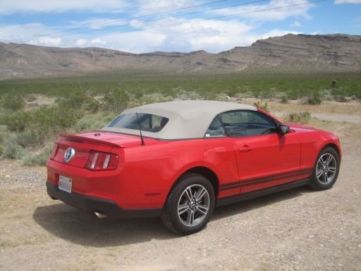 Hertz, Ford Mustang Convertible V6, im April 2010, Ansicht von der Seite / hinten