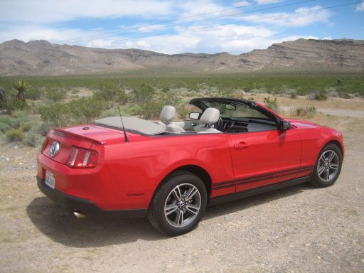 Hertz, Ford Mustang Convertible V6, im April 2010, Ansicht von der Seite / hinten mit geöffnetem Verdeck