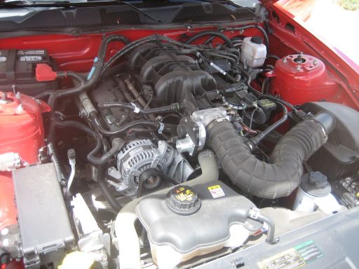 Hertz Ford Mustang Convertible V6, 4.0 Liter Benziner Motorraum