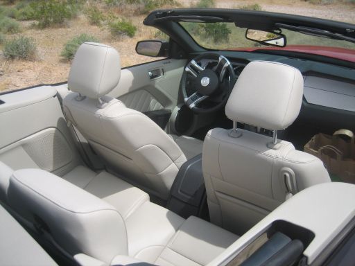 Hertz Ford Mustang Convertible V6, Innenraum Fahrer, Beifahrersitz und Notsitze hinten