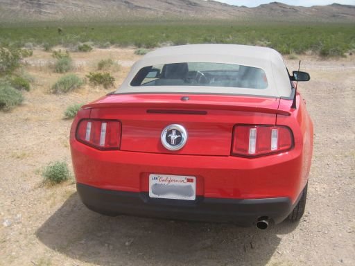 Hertz, Ford Mustang Convertible V6, im April 2010, Ansicht von hinten