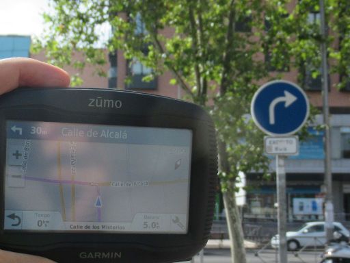 Garmin® zūmo® 345 LM Motorrad und Auto Navigation, Anweisung links abbiegen beim Abbiegeverbot Madrid Calle de Alcalá Kreuzung Calle de los Misterios im August 2020