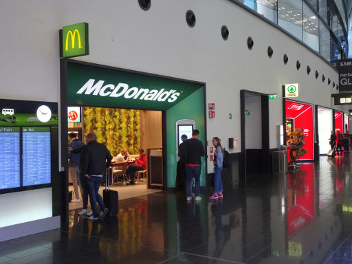 green motion® car and van rental, Österreich, Treffpunkt McDonald’s® Restaurant Ausgang Ankunft Terminal 3