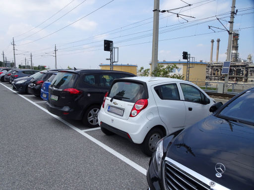 green motion® car and van rental, Österreich, Rückgabe auf dem Parkplatz Concorde Business Park an der Bahnlinie